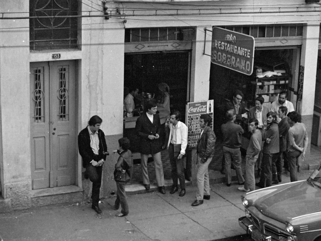 O Bar Soberano, ponto de encontro de diretores, atores, produtores e outros ligados à indústria cinematográfica que se concentrava na região da Boca do Lixo, em São Paulo. A imagem, fotografada por Ozualdo Candeias, faz parte da mostra "Ozualdo Candeias - Rua do Triumpho", em cartaz no Museu da Imagem e do Som - Ozualdo Candeias/Divulgação