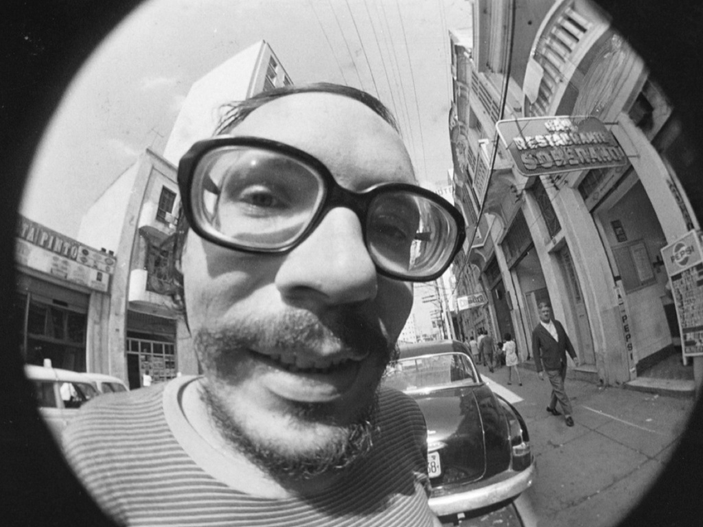 O cineasta Carlos Reichenbach é clicado pelas lentes do também cineasta Ozualdo Candeias na região de São Paulo conhecida como Boca do Lixo. A foto está na mostra "Ozualdo Candeias - Rua do Triumpho", em cartaz no Museu da Imagem e do Som - Ozualdo Candeias/Divulgação