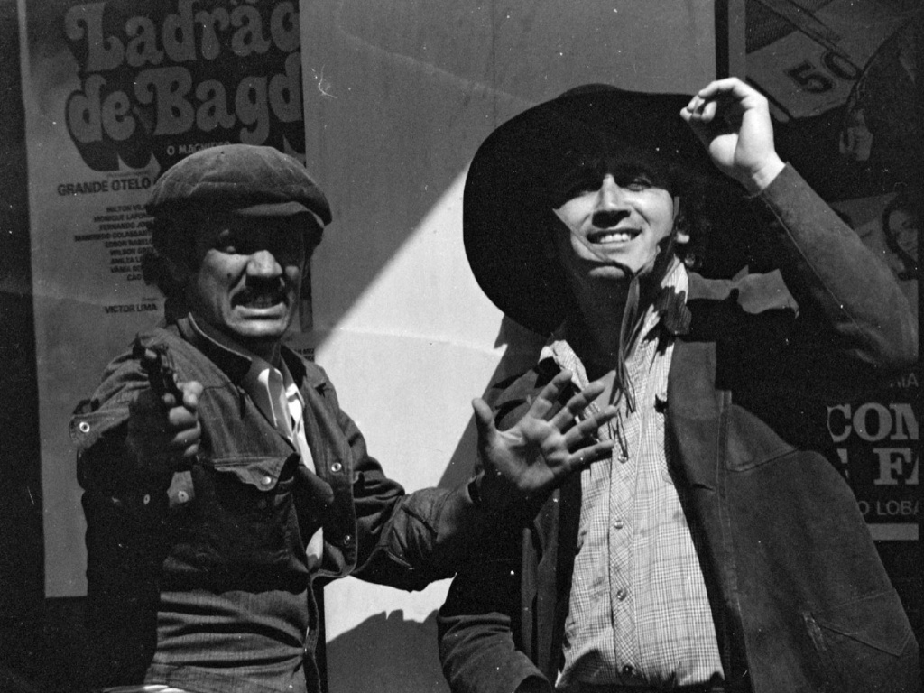 Os diretores Jean Garrett e Walter Portella são clicados por Ozualdo Candeias na região da Boca do Lixo, em São Paulo. A imagem faz parte da mostra "Ozualdo Candeias - Rua do Triumpho", em cartaz no Museu da Imagem e do Som - Ozualdo Candeias/Divulgação