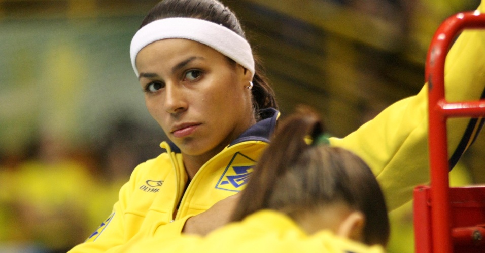 Paula Pequeno se alonga antes do jogo da seleção de vôlei no Pré-Olímpico