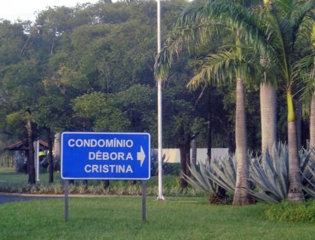 Placa indica entrada de condomínio onde oitizeiras morreram "misteriosamente" em S. J. do Rio Preto (SP) - Ellen Lima/UOL