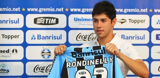 Há cinco anos, Rondinelly era apresentado pelo Grêmio. Agora o contrato acabou - Lucas Uebel/Grêmio FBPA