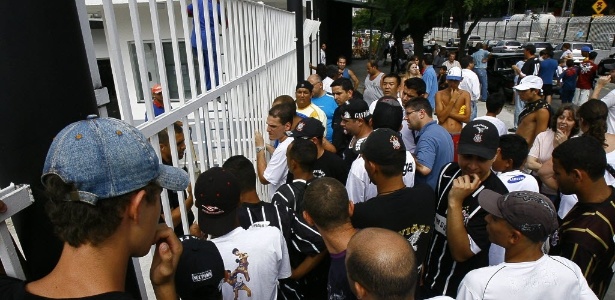 Torcedores do Corinthians no Parque São Jorge - Folha Imagem