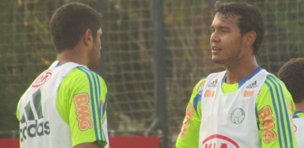 Vinícius brinca com Luan durante treino do Palmeiras - Danilo Lavieri/UOL Esporte