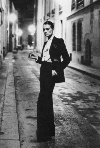 Yves Saint Laurent reforçou esta nova atitude feminina e criou o smoking para mulheres, eternizado através desta imagem do fotógrafo Helmut Lang - Helmut Lang