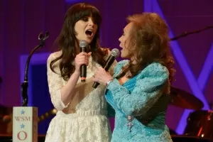 Zooey Deschanel (esq.) e Loretta Lynn (dir.) cantam juntas em apresntação em Nashville (11/5/12). Zooey irá interpretar Lynn no musical da Brodway "Coal Miner"s Daughter" - Getty Images