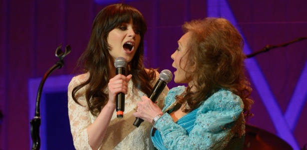 Zooey Deschanel (esq.) e Loretta Lynn (dir.) cantam juntas em apresntação em Nashville (11/5/12). Zooey irá interpretar Lynn no musical da Brodway "Coal Miner"s Daughter" - Getty Images