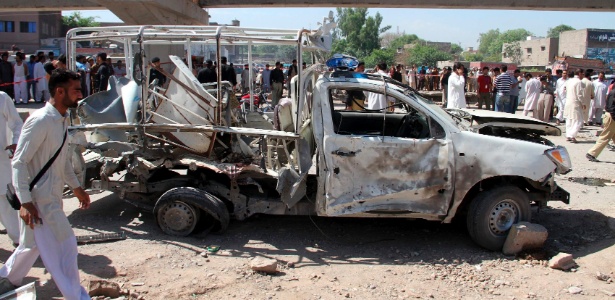 Carro da polícia paquistanesa utilizado no transporte de presos fica destruído após ataque a bomba - Mohammad Sajjad/AP