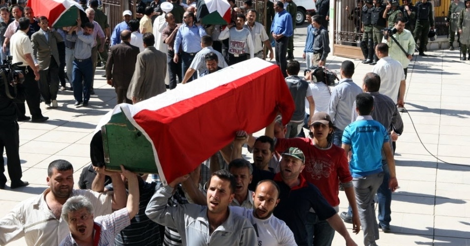 12.mai.2012 -Amigos e familiares participam de enterro das vítimas de bombardeio na Síria