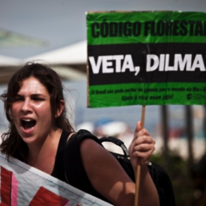Ativistas aderem ao bordão "Veta, Dilma!" durante um protesto no Rio de Janeiro - Guillermo Giansanti/UOL