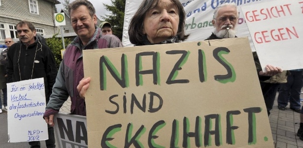 12.mai.2012-Manifestante segura cartaz onde se lê "Os nazistas são nojentos" durante protesto em Haselbach, na Alemanha, contra a reunião de um partido de extrema direita na cidade - Stefan Thomas/Reuters