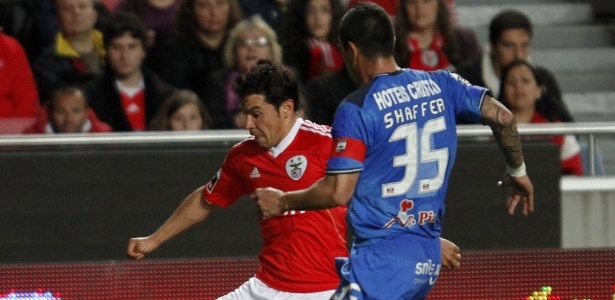 Saviola (à esquerda) luta pela bola com Shaffer; atacante deve deixar o Benfica - REUTERS/Hugo Correia