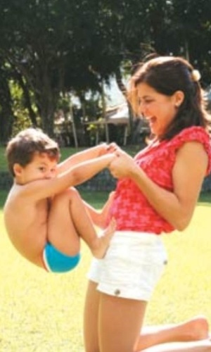 Atriz Nívea Stelmann publicou foto brincando com o filho, Miguel (12/5/12)