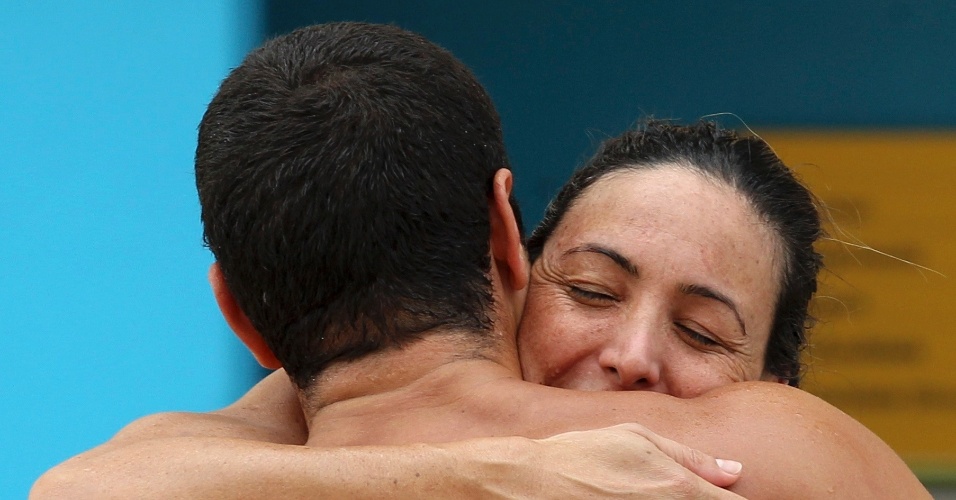 Glauber Silva abraça Fabiola Molina após conseguir o índice nos 100 m borboleta