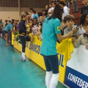 Jogadoras da seleção atendem os fãs após um treino em São Carlos; prática é recorrente no Pré-Olímpico