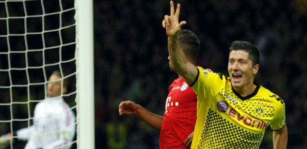 Levandowski comemora terceiro gol na goleada do Dortmund em cima do Bayern - Reuters