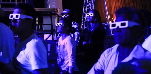 Público assiste ao show do Kraftwerk de óculos no Sónar SP 2012 (11/5/12) - Fernando Donasci/UOL