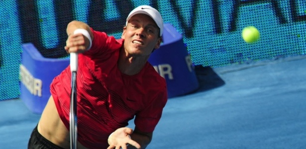 Tomas Berdych faz a devolução na partida contra o argentino Juan Martin Del Potro - AFP PHOTO/JAVIER SORIANO