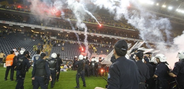 Torcida do Fenerbahce arremessou assentos e sinalizadores sobre a polícia turca - REUTERS/Osman Orsal