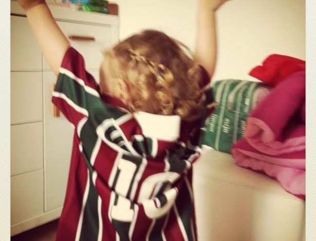 A atriz Fernanda Rodrigues postou no Twitter uma foto do filha Luisa com a camiseta do Fluminense
