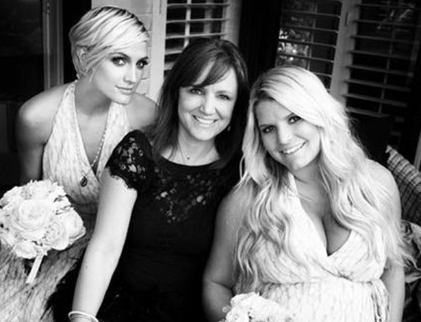 A cantora Jessica Simpson posta foto ainda grávida com a irmã, e a mãe em seu perfil no Twitter (13/5/12)