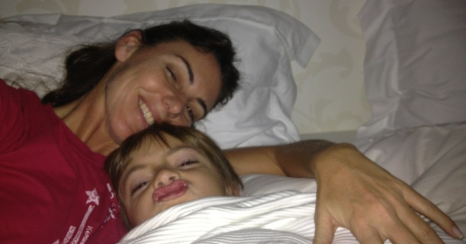 A jornalista Glenda Kozlowski ?publicou foto ao lado do filho neste domingo de Dia das Mães (13/5/12)