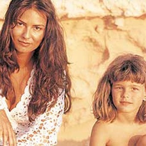 A modelo Yasmin Brunet postou no Twitter uma foto com a mãe, Luiza Brunet, quando era criança em homenagem ao Dia das Mães (13/5/12)