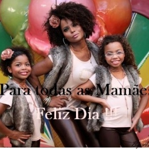 Adriana Bombom postou uma foto no Facebook com as filhas, Thalita e Olívia, para desejar feliz Dia das Mães a seus fãs (13/5/12)