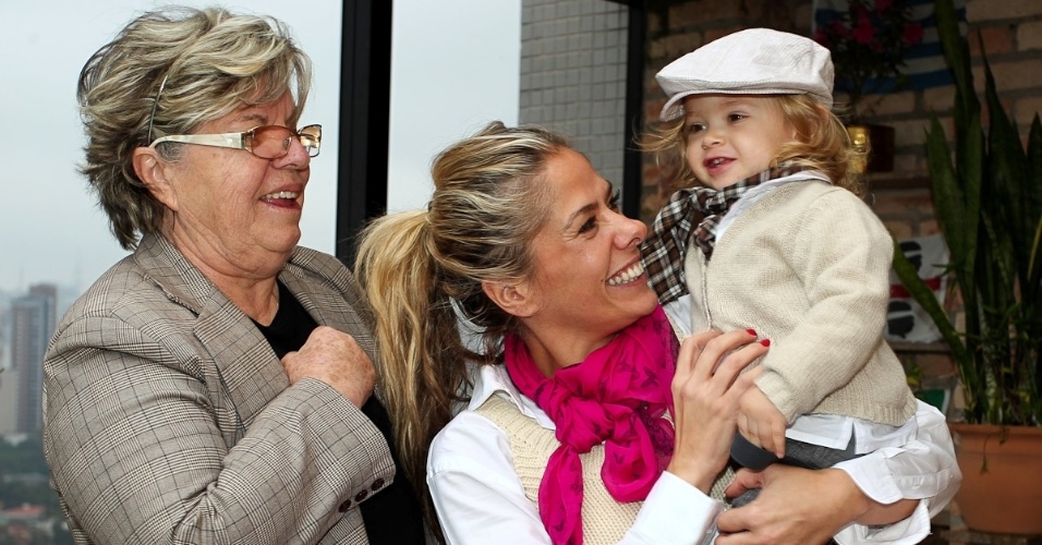 Adriane Galisteu comemora o Dia das Mães com o filho Vittório e a mãe, Dona Emma Galisteu (13/5/12)