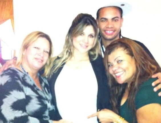 Dentinho postou uma foto com Dani Souza, sua mãe, Nice e a sogra, Marta em comemoração ao Dia das Mães (13/5/12)