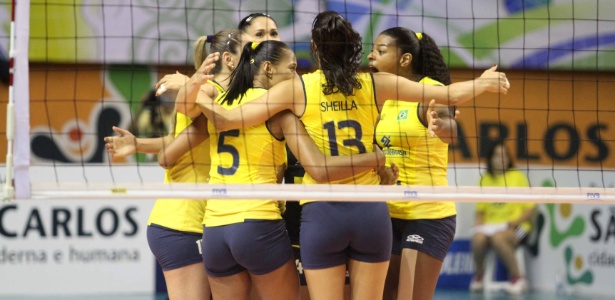 Jogadoras do Brasil comemoram ponto conquistado na final do Pré-Olímpico; vitória garantiu a vaga olímpica