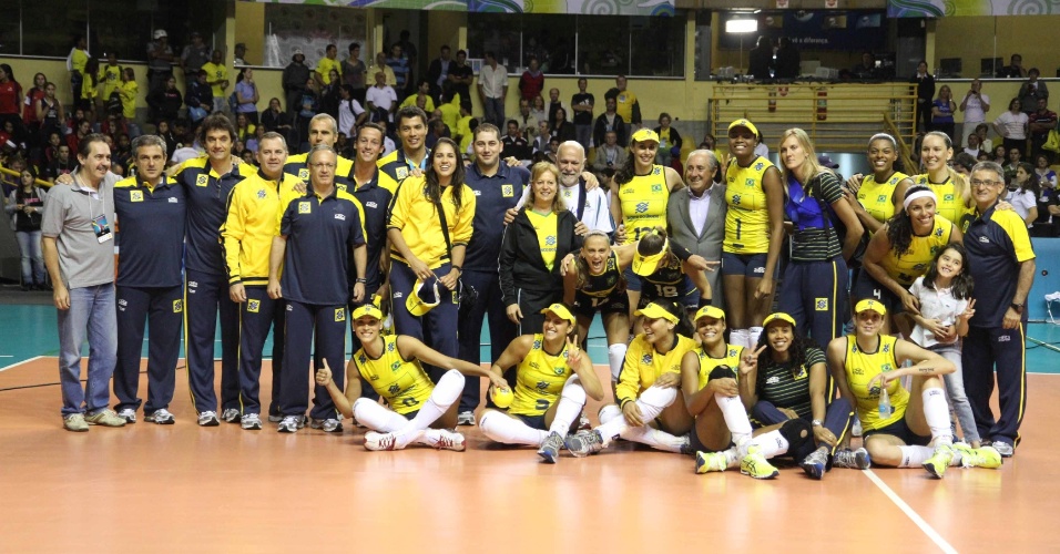 Jogadoras e comissão técnica do Brasil posam para a foto após o título do Pré-Olímpico de vôlei, em São Carlos