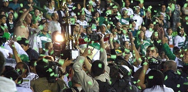 Jogadores do Coritiba, com a taça de campeão, comemoram junto à torcida  - Divulgação/Coritiba 