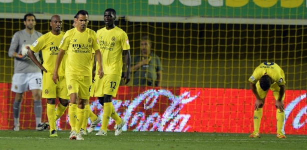 Jogadores do Villarreal se lamentam após o rebaixamento da equipe para a 2ª divisão  - AFP PHOTO/ JOSE JORDAN