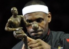 LeBron James recebe troféu de MVP e conduz Miami à vitória contra time de Leandrinho