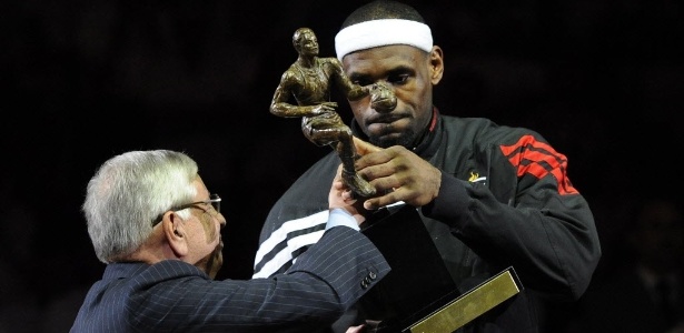 LeBron James recebe o troféu de MVP da temporada das mãos de David Stern - EFE/RHONA WISE