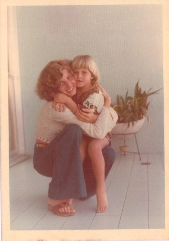Luciano Huck postou uma foto com a mãe de quando era criança com os cabelos loirinhos: "Eu e minha mãe!!!!", escreveu o apresentador(13/5/12)