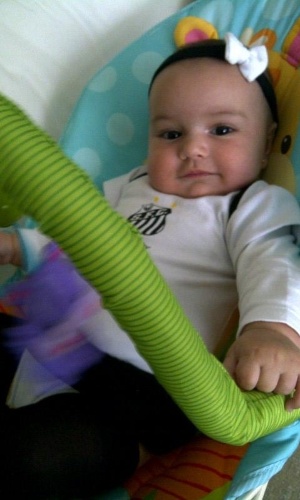 Mariana Belém postou uma foto da filha com uma roupinha do Santos no Twitter (13/5/12)
