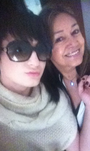 O ex-BBB Serginho postou foto com a mãe e comentou: "Mamy te amo mais que a mim mesmo. <3" (13/5/12)