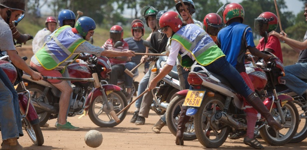 Partida de moto-polo em em Kigali, Ruanda. No jogo, as regras são decididas no local e os jogadores levam cerveja para o campo - Tyler Hicks/The New York Times
