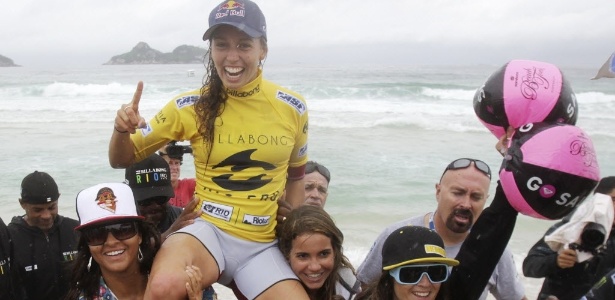 Sally Fitzgibbons é carregada por sua equipe após vencer a etapa do Rio de Janeiro - SERGIO MORAES/REUTERS