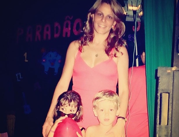 Sthefany Brito postou uma foto de quando era criança com a mãe e o irmão, Kayky (13/5/12)