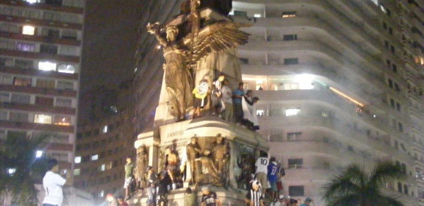 Torcedores escalaram o monumento ao Andradas, no centro da Praça Independência - Samir Carvalho/UOL