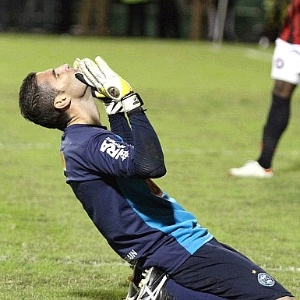 Goleiro Vanderlei do Coritiba comemora, após defender pênalti na decisão do Paranaense  - Divulgação/Coritiba