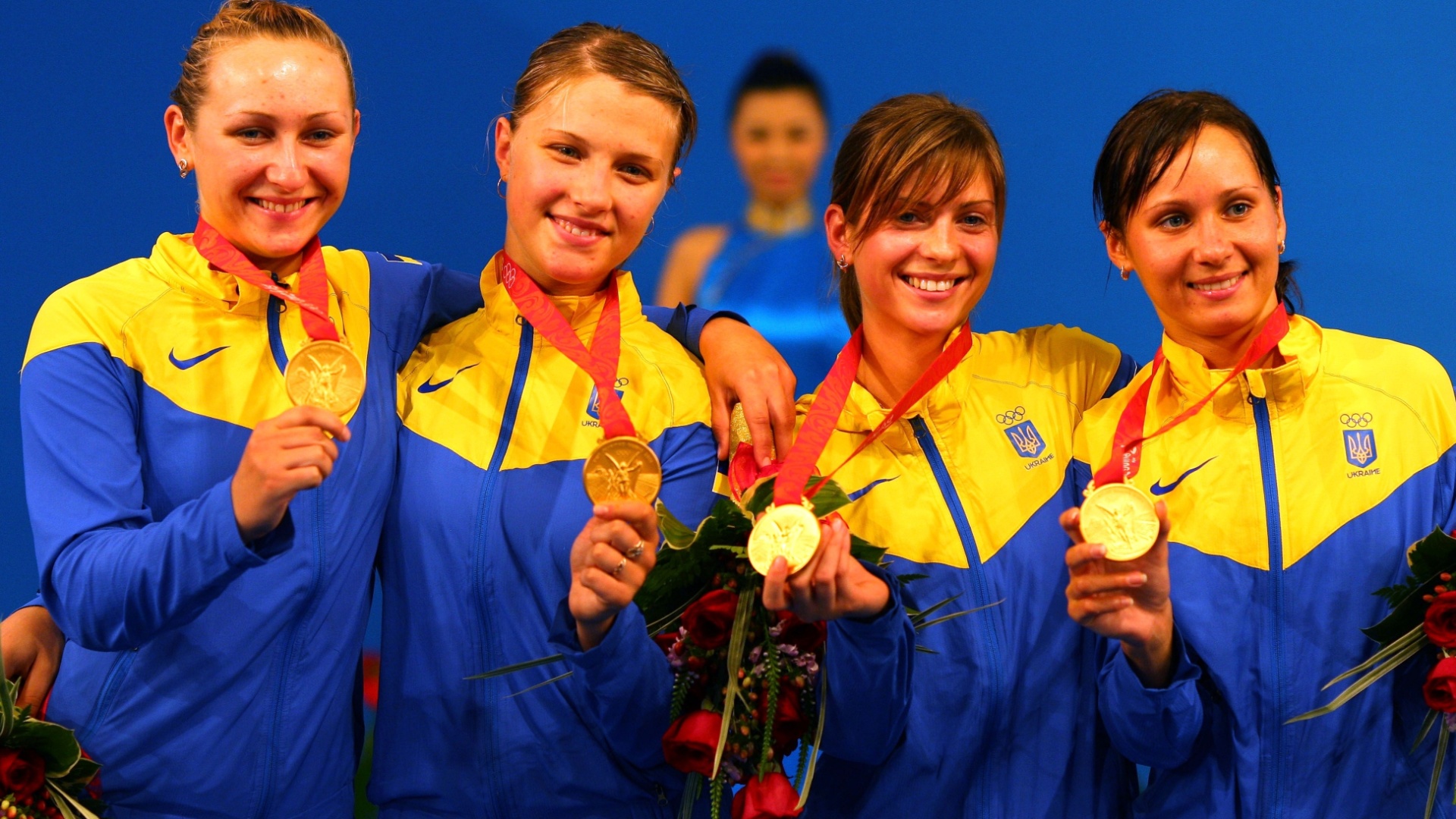 Com apenas 17 anos de idade, Olga Kharlan (segunda da esquerda para a direita) conquistou a medalha de ouro no esgrima por equipes em Pequim-2008 - Getty Images