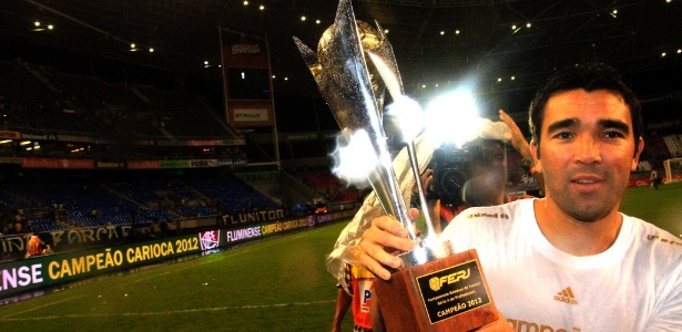 Deco exibe troféu de Campeão Carioca conquistado sobre o Botafogo no Engenhão - Nelson Perez / FFC