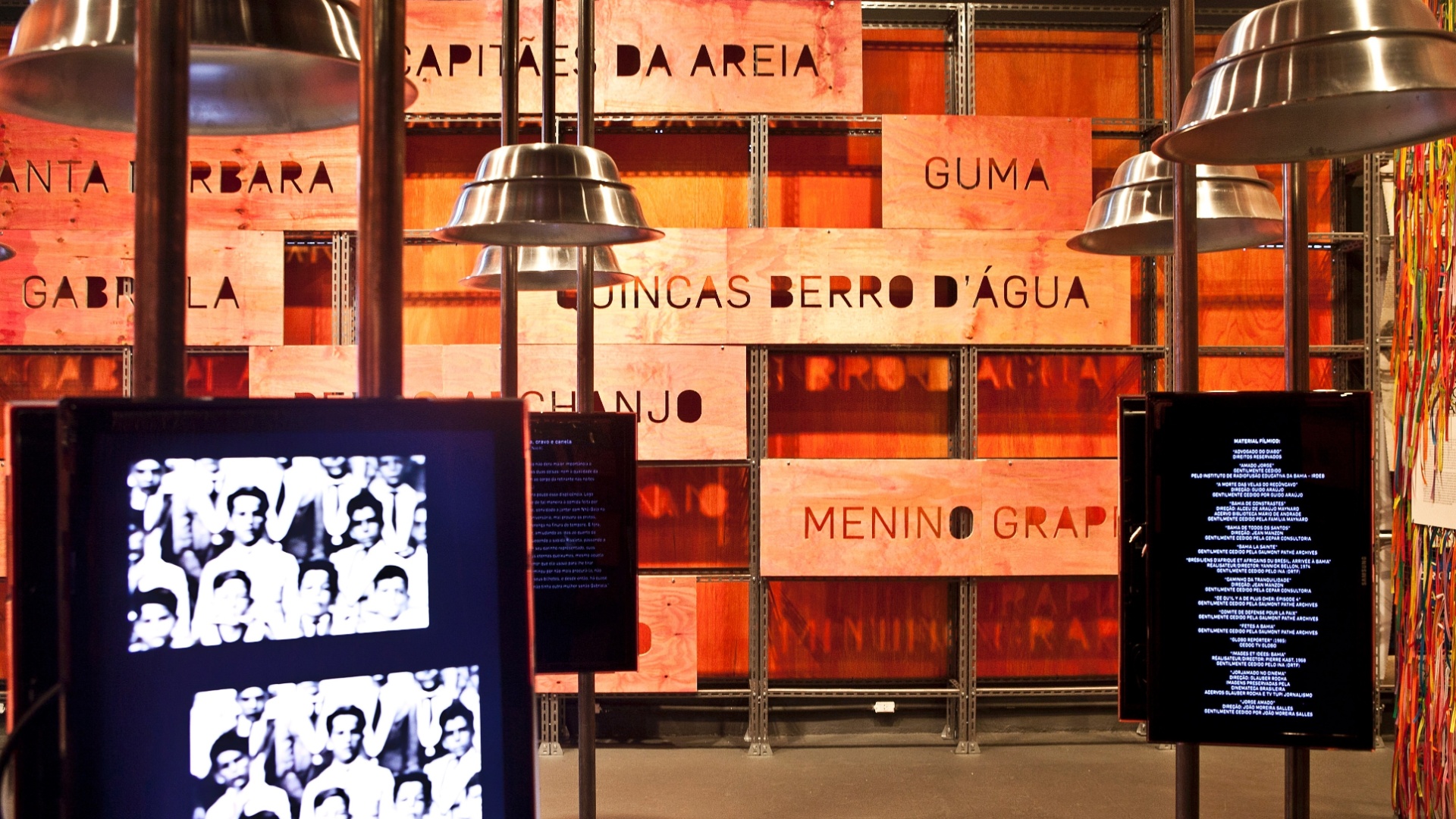 Mais nomes de personagens de Jorge Amado são escritos em madeirite em exposição no Museu da Língua Portuguesa - Lucas Lima/UOL