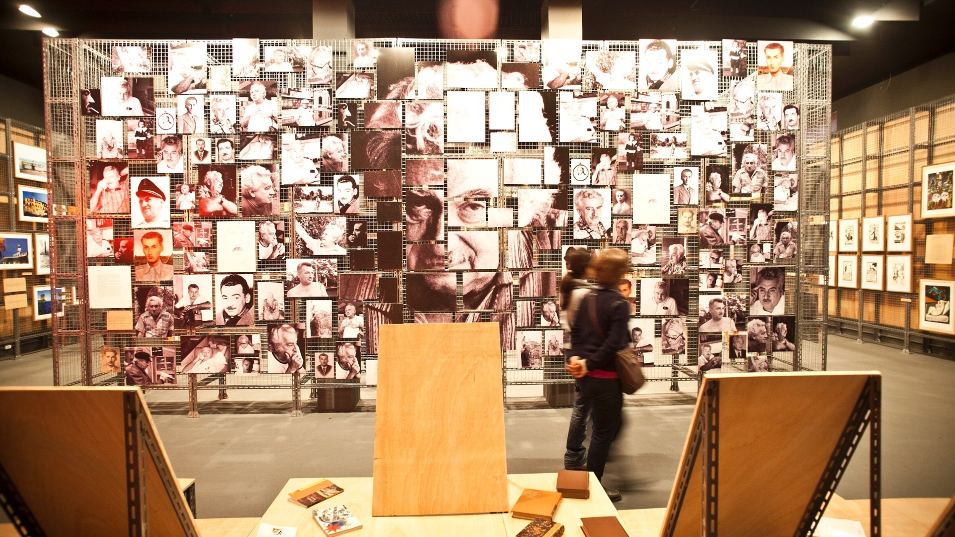 Mosaico com fotos da carreira do escritor brasileiro Jorge Amado são parte da exposição "Jorge Amado e Universal", que fica em cartaz em São Paulo até 22 de julho - Lucas Lima/UOL