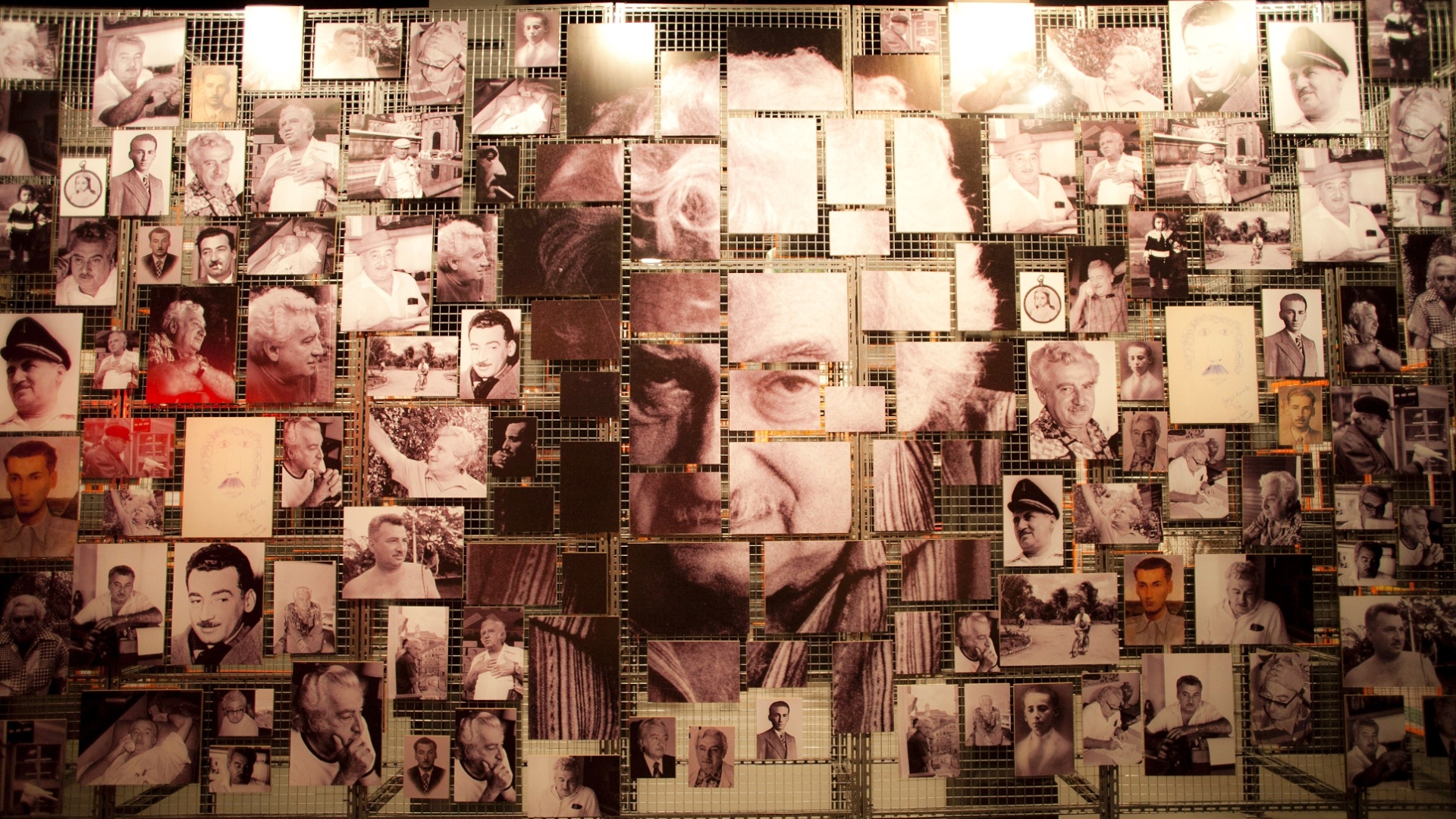 Mosaico com fotos da carreira do escritor brasileiro Jorge Amado são parte da exposição "Jorge Amado e Universal", que fica em cartaz em São Paulo até 22 de julho - Lucas Lima/UOL