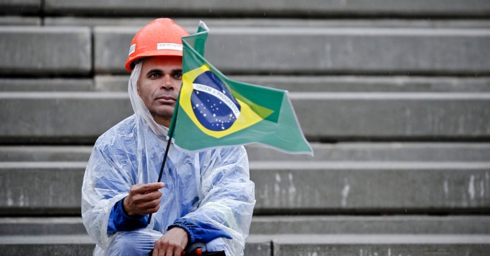 Operário segura bandeira do Brasil durante evento do Tribunal Superior do Trabalho no Itaquerão